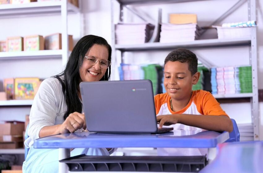  Município inicia entrega de chromebooks para estudantes da rede municipal